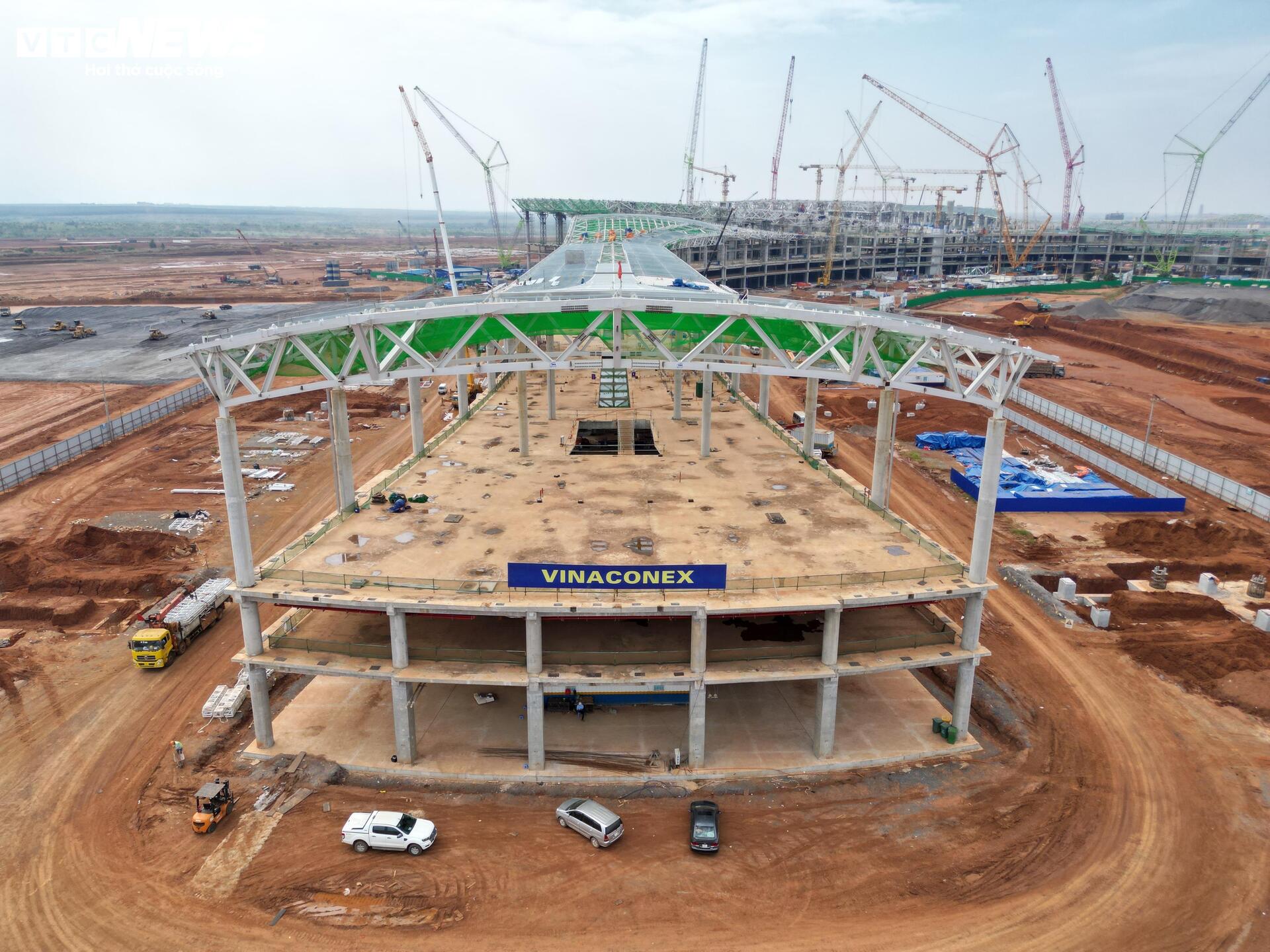 Gác lại đoàn viên, nghìn công nhân làm việc xuyên Tết ở sân bay Long Thành- Ảnh 12.