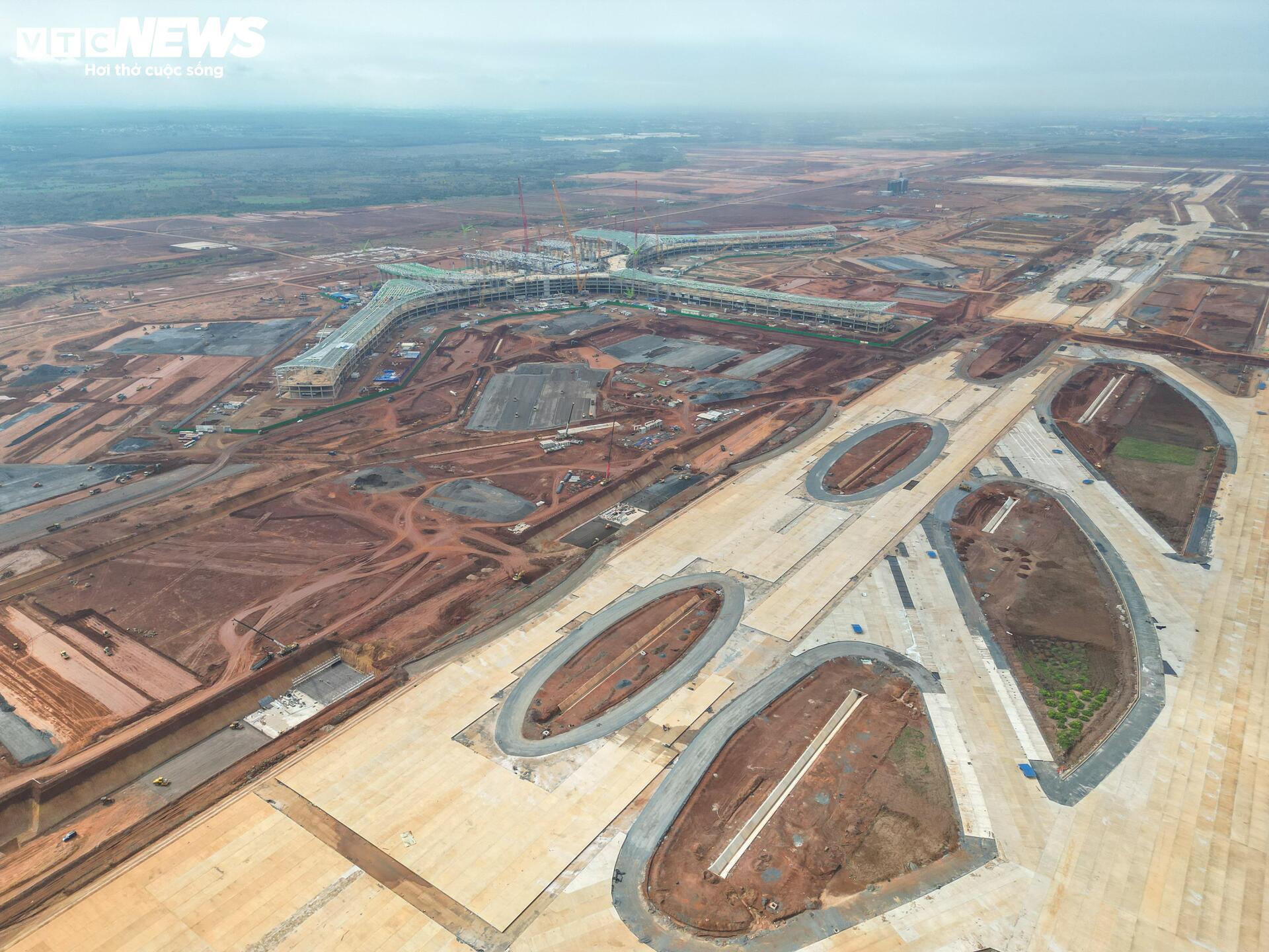 Gác lại đoàn viên, nghìn công nhân làm việc xuyên Tết ở sân bay Long Thành- Ảnh 15.