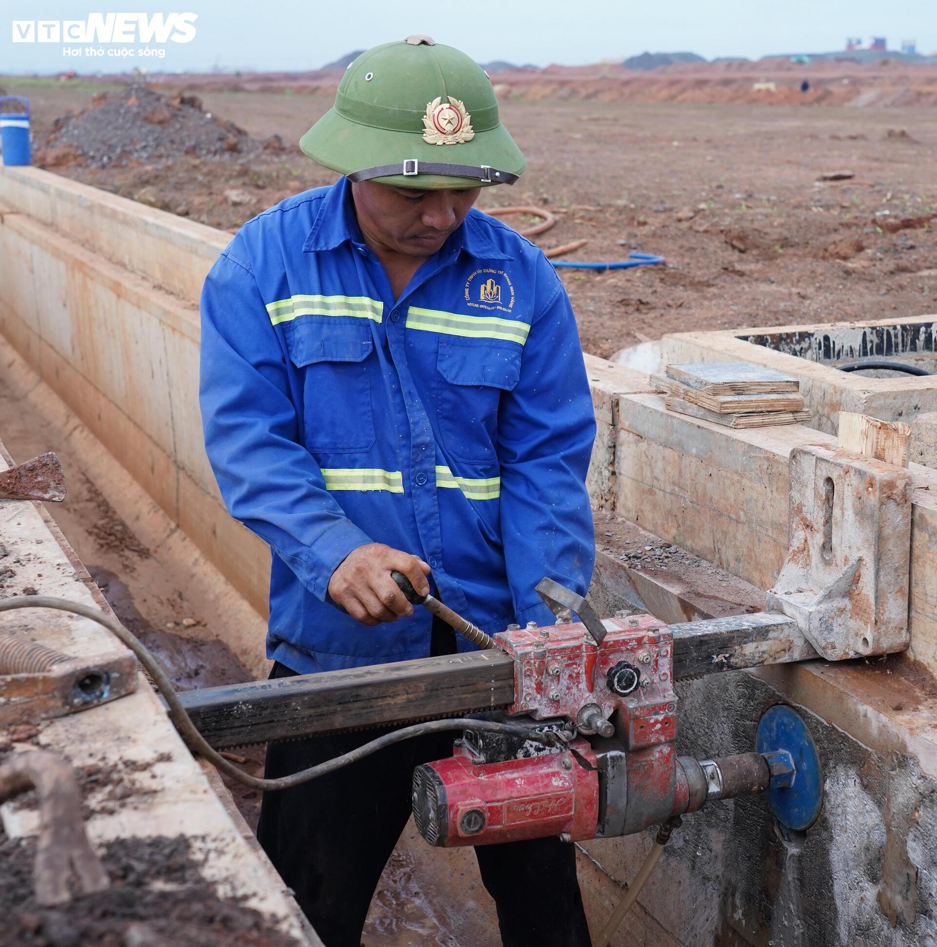 Gác lại đoàn viên, nghìn công nhân làm việc xuyên Tết ở sân bay Long Thành- Ảnh 7.