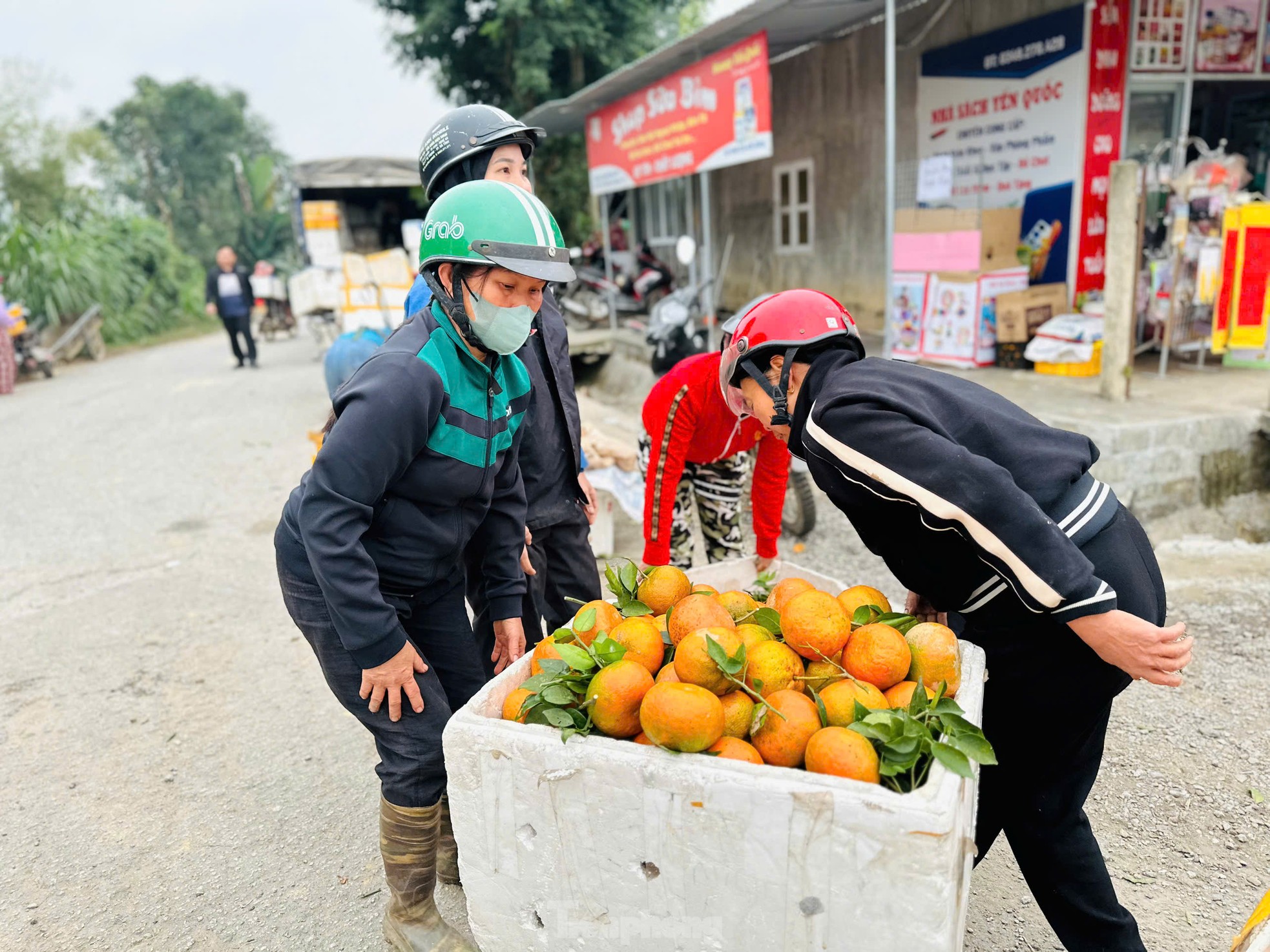 Thủ phủ cam bù vàng rực, bung hàng ngày Tết- Ảnh 11.