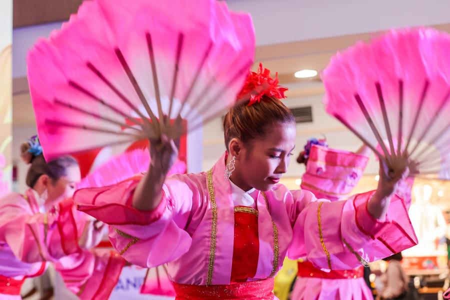 Loạt ảnh châu Á rộn ràng chờ đón năm con rắn Ất Tỵ- Ảnh 12. Loạt ảnh châu Á rộn ràng chờ đón năm con rắn Ất Tỵ- Ảnh 12.