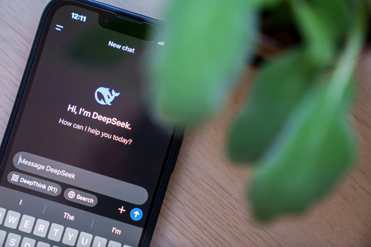 DeepSeek – Cơn sóng thần tới từ Trung Quốc khiến đế chế kinh doanh 3.000 tỷ USD của Nvidia chao đảo, ‘cơn ác mộng’ của Jensen Huang sắp thành hiện thực?- Ảnh 2.