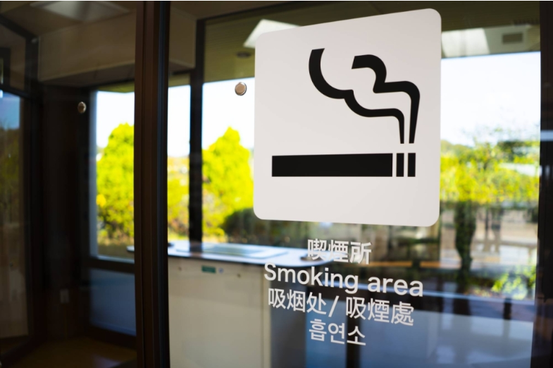 Thành phố Osaka (Nhật Bản) cấm hút thuốc trên đường phố trước thềm Expo 2025- Ảnh 1.