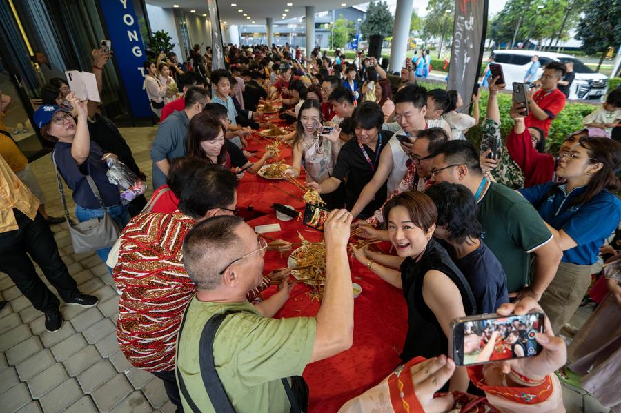 Loạt ảnh châu Á rộn ràng chờ đón năm con rắn Ất Tỵ- Ảnh 2. Loạt ảnh châu Á rộn ràng chờ đón năm con rắn Ất Tỵ- Ảnh 2.