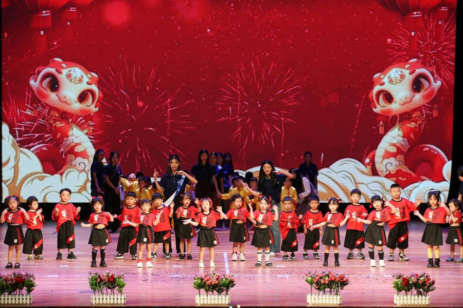 Loạt ảnh châu Á rộn ràng chờ đón năm con rắn Ất Tỵ- Ảnh 3. Loạt ảnh châu Á rộn ràng chờ đón năm con rắn Ất Tỵ- Ảnh 3.