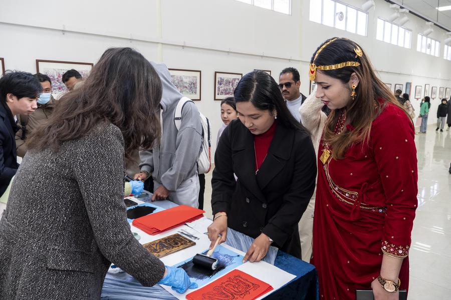 Loạt ảnh châu Á rộn ràng chờ đón năm con rắn Ất Tỵ- Ảnh 7. Loạt ảnh châu Á rộn ràng chờ đón năm con rắn Ất Tỵ- Ảnh 7.