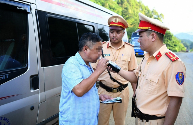 45 ngày thực hiện cao điểm Tết, CSGT Hà Nội xử phạt 7.540 tài xế "ma men"- Ảnh 1.