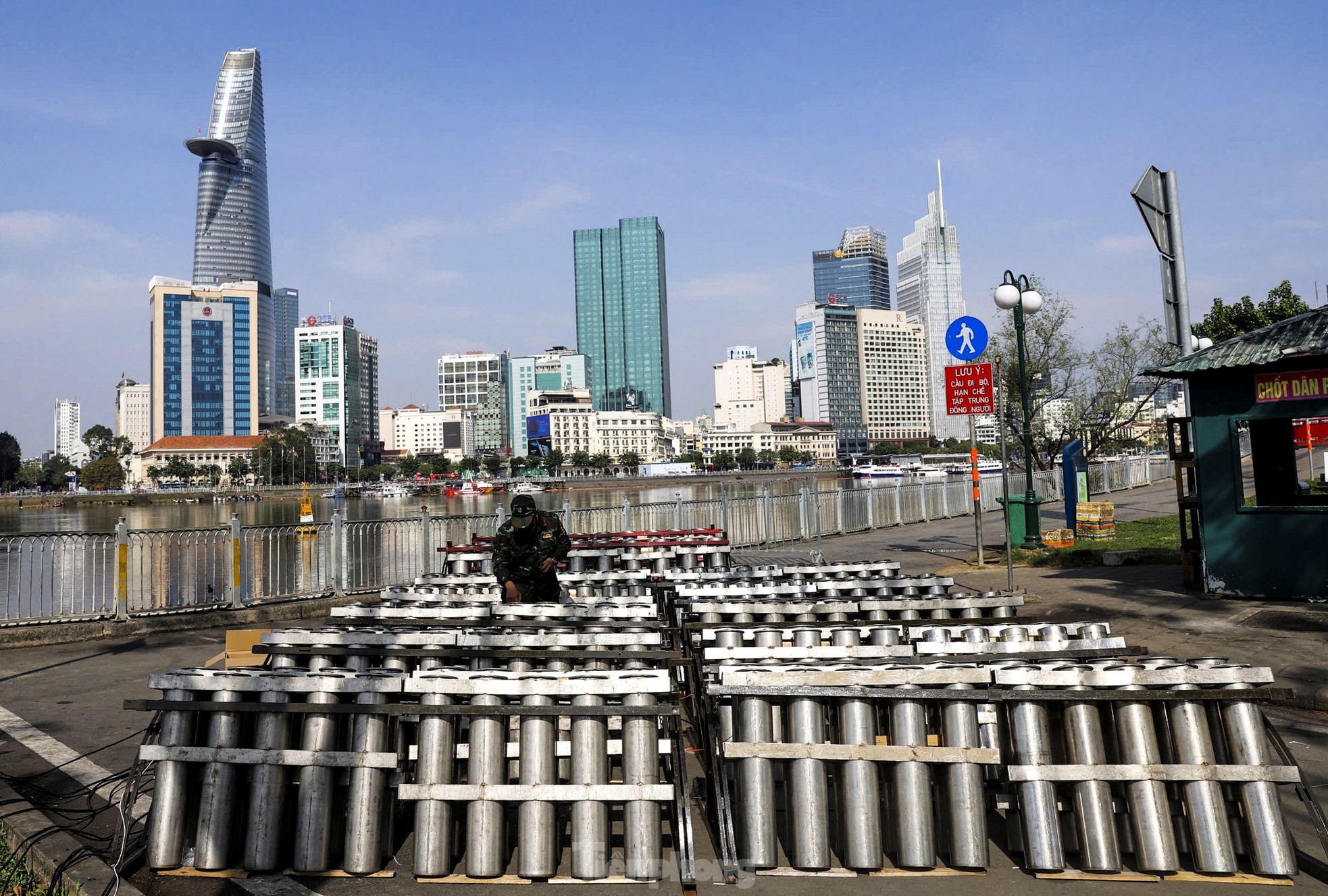 Bên trong trận địa pháo hoa tầm cao chào đón Tết Ất Tỵ 2025 ở TPHCM- Ảnh 1.