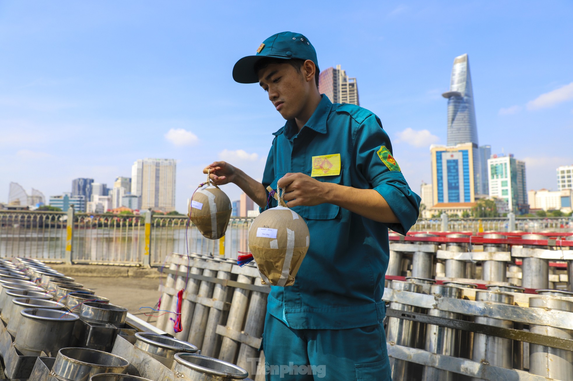 Bên trong trận địa pháo hoa tầm cao chào đón Tết Ất Tỵ 2025 ở TPHCM- Ảnh 6.