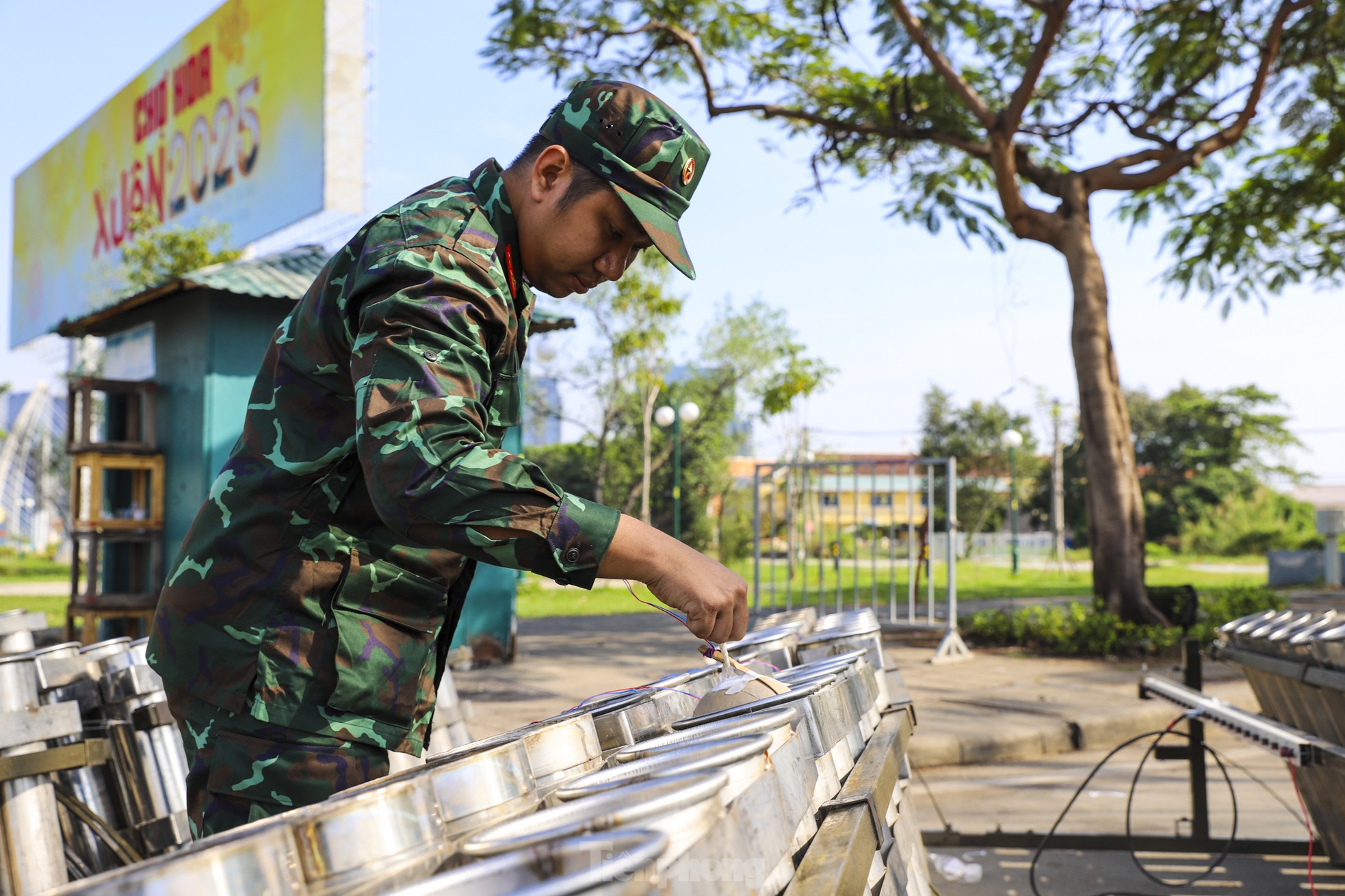 Bên trong trận địa pháo hoa tầm cao chào đón Tết Ất Tỵ 2025 ở TPHCM- Ảnh 2.