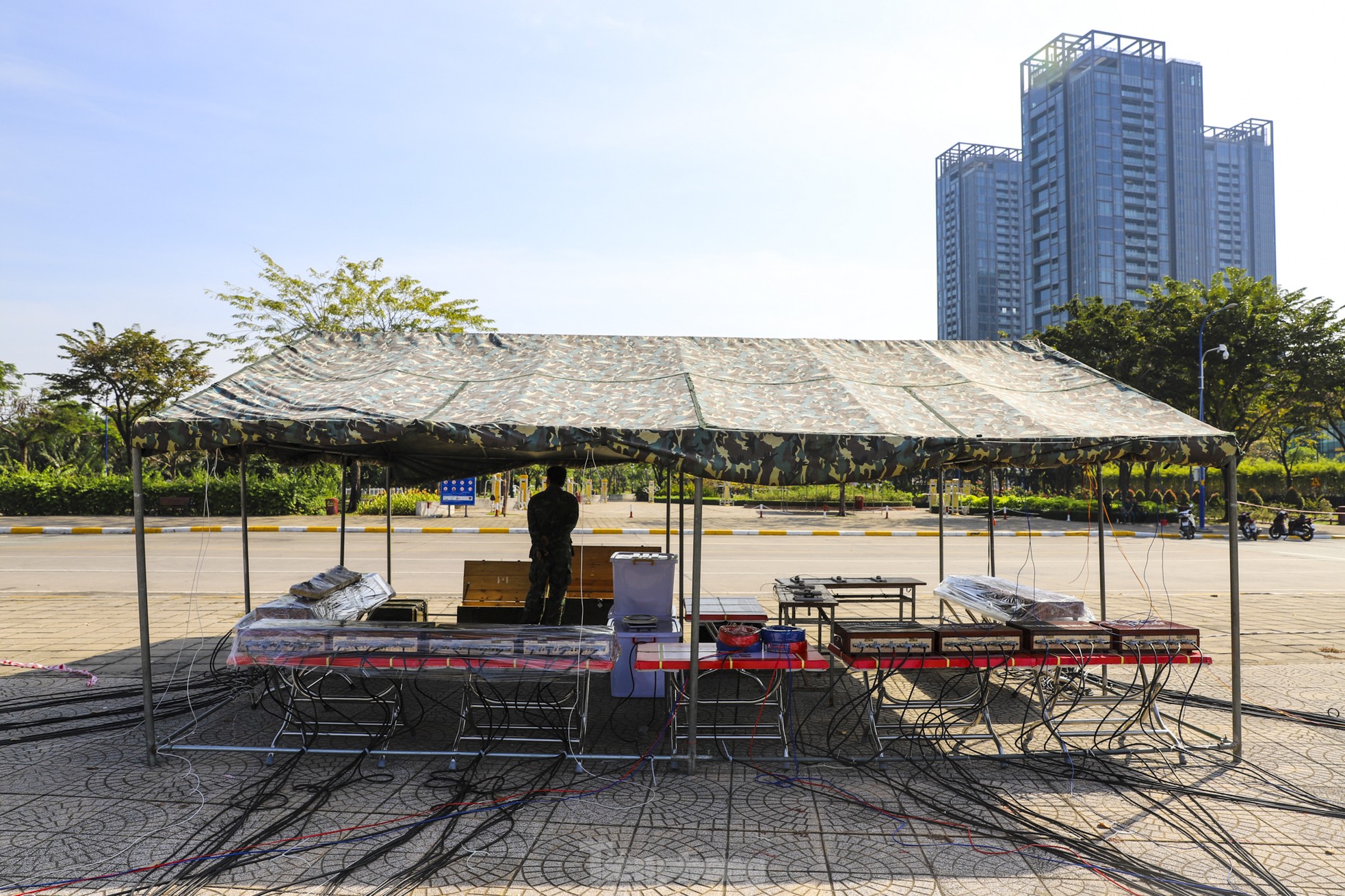 Bên trong trận địa pháo hoa tầm cao chào đón Tết Ất Tỵ 2025 ở TPHCM- Ảnh 7.