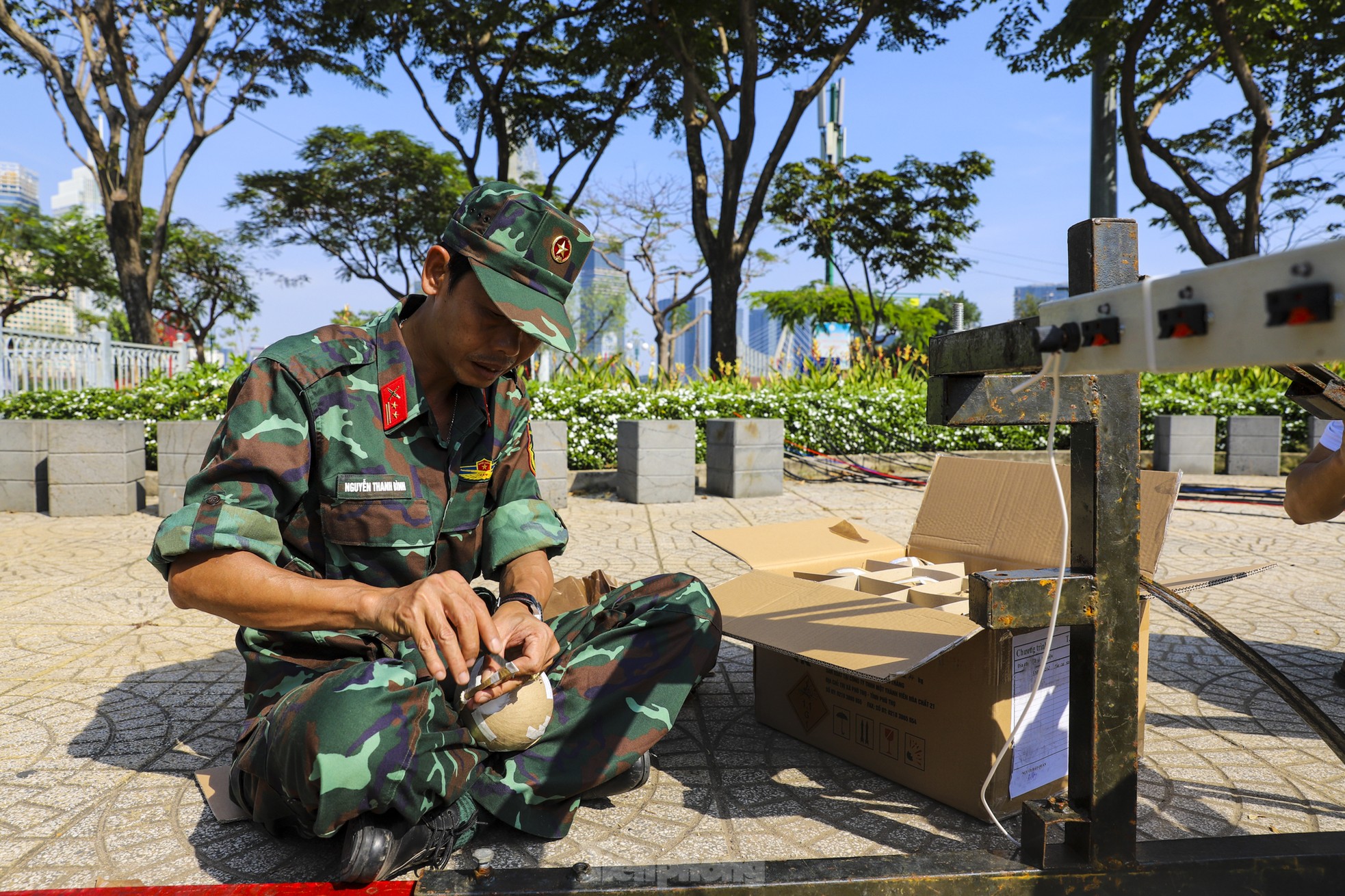 Bên trong trận địa pháo hoa tầm cao chào đón Tết Ất Tỵ 2025 ở TPHCM- Ảnh 4.