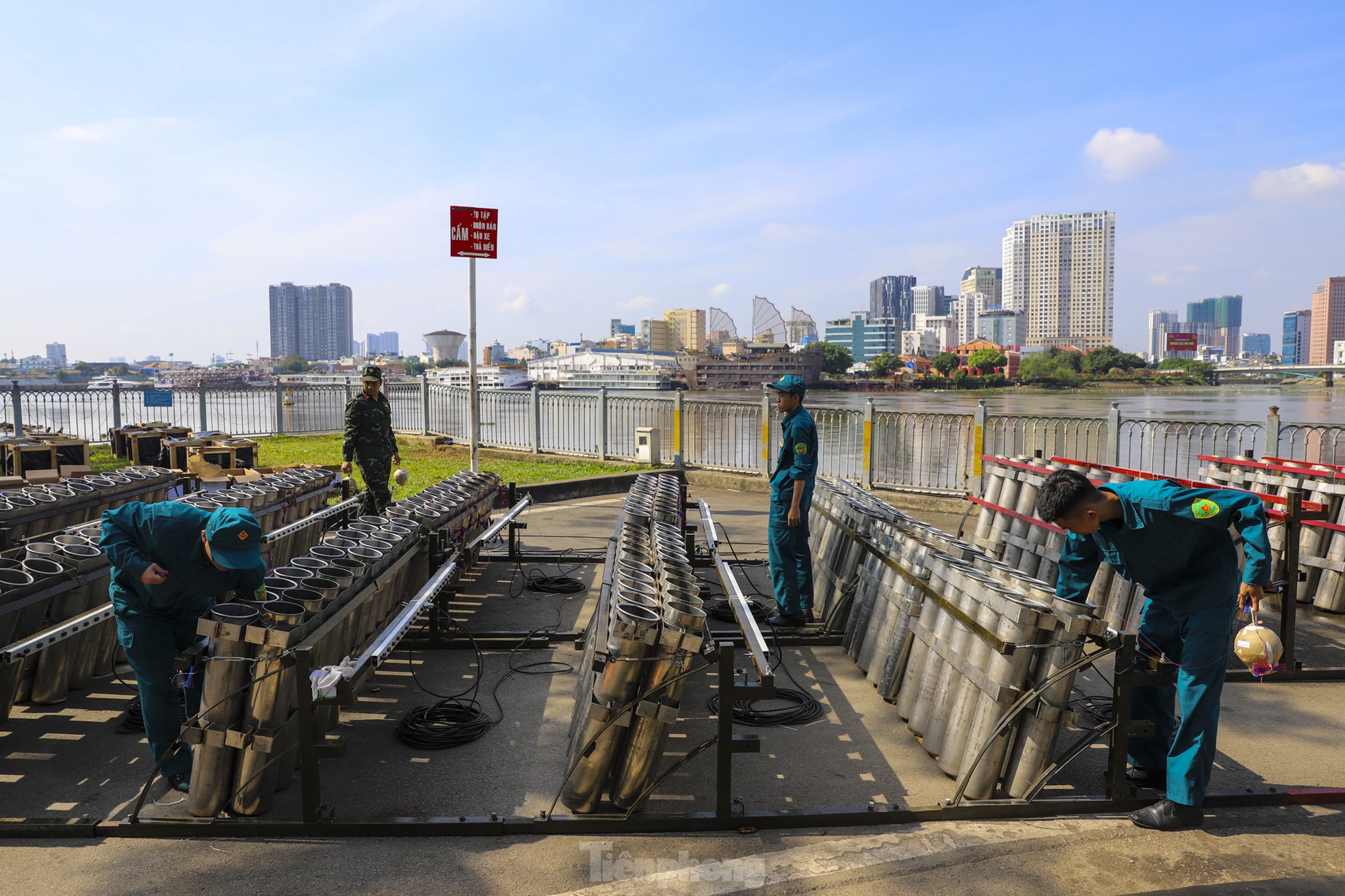 Bên trong trận địa pháo hoa tầm cao chào đón Tết Ất Tỵ 2025 ở TPHCM- Ảnh 8.
