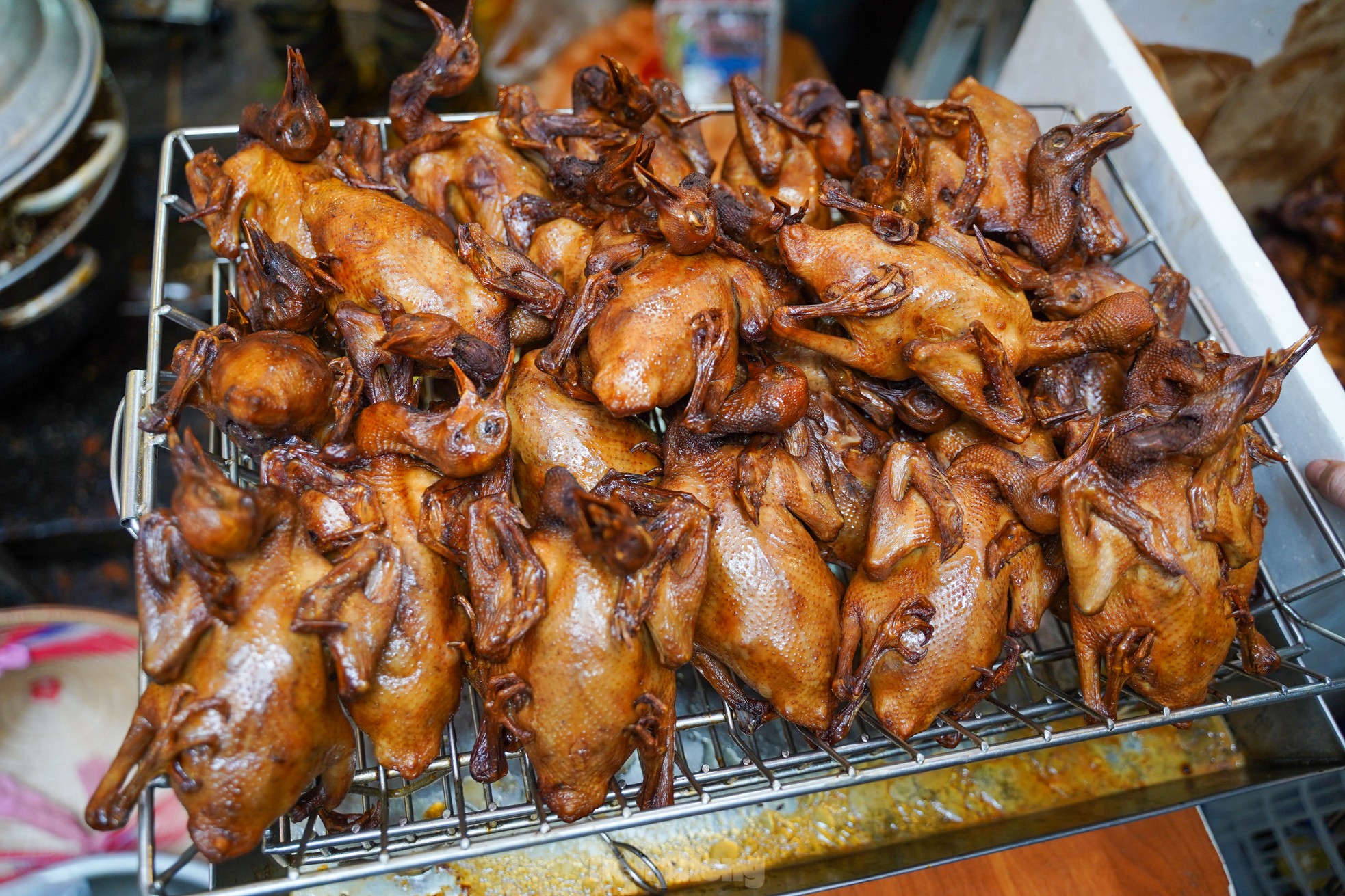 Người Hà Nội chi nửa triệu đồng mua gà ngậm hoa hồng sáng 29 Tết tại chợ 'nhà giàu'- Ảnh 9.