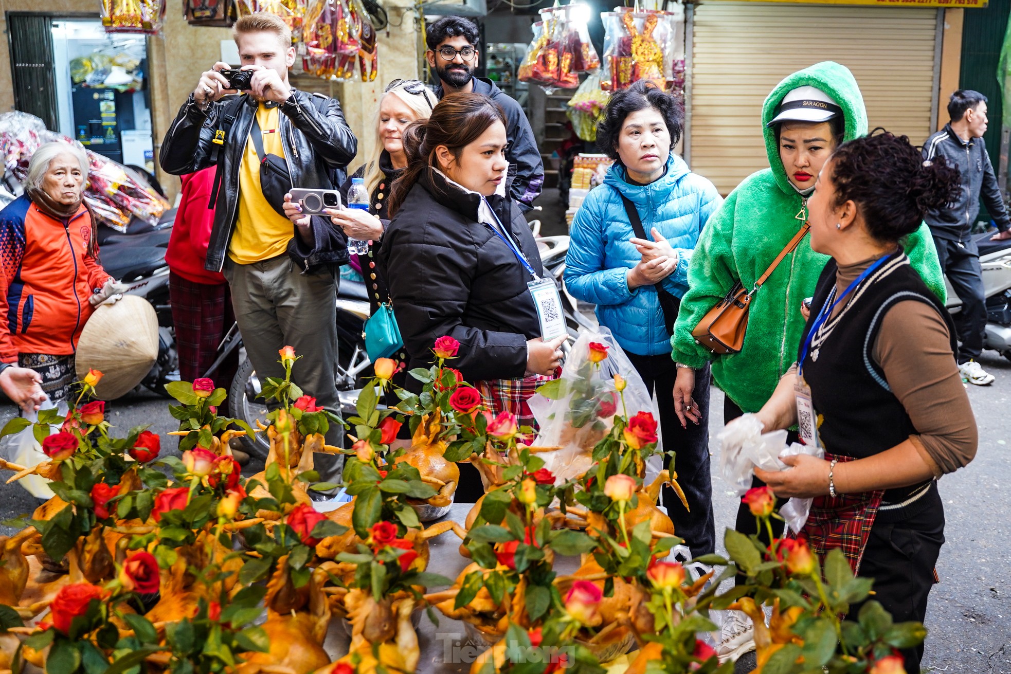 Người Hà Nội chi nửa triệu đồng mua gà ngậm hoa hồng sáng 29 Tết tại chợ 'nhà giàu'- Ảnh 2.