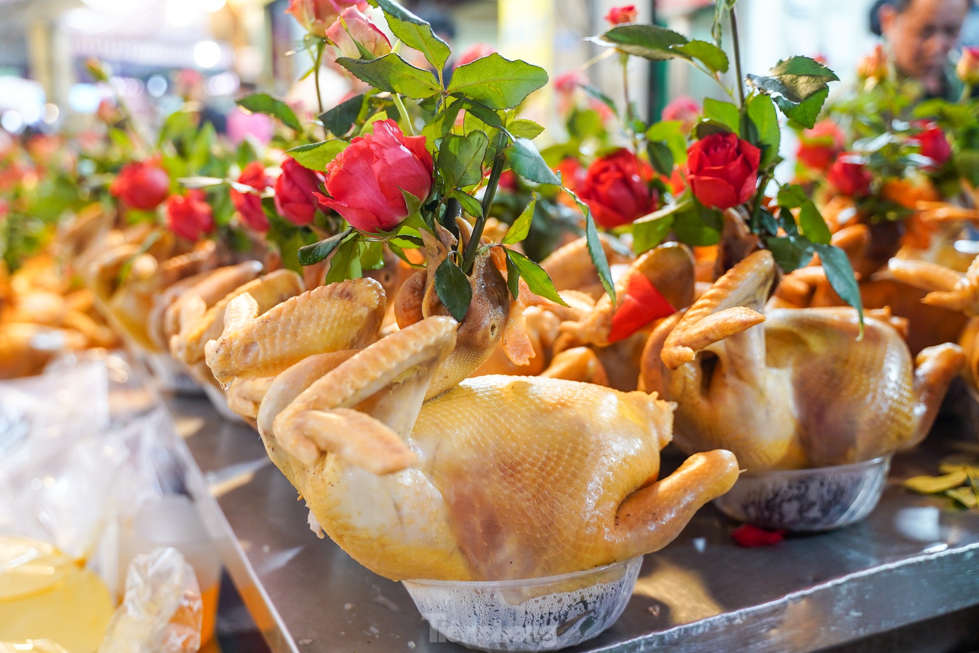 Người Hà Nội chi nửa triệu đồng mua gà ngậm hoa hồng sáng 29 Tết tại chợ 'nhà giàu'- Ảnh 3.