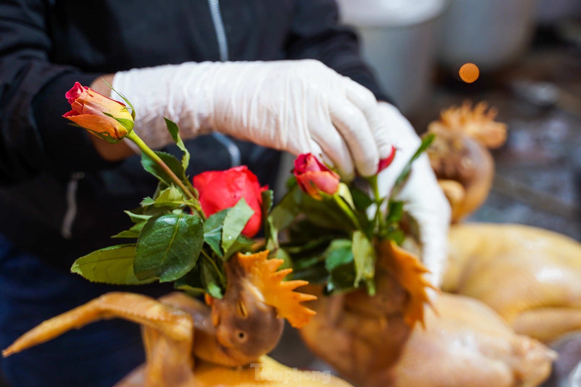 Người Hà Nội chi nửa triệu đồng mua gà ngậm hoa hồng sáng 29 Tết tại chợ 'nhà giàu'- Ảnh 12.