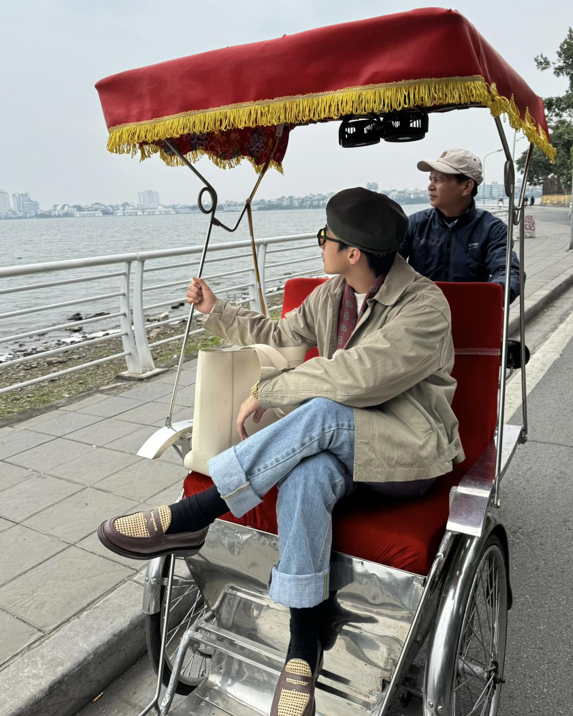 HOT: Sơn Tùng đi cafe bệt Nhà thờ Đức Bà, "làm loạn" MXH vì 1 hành động chưa từng thấy- Ảnh 7.