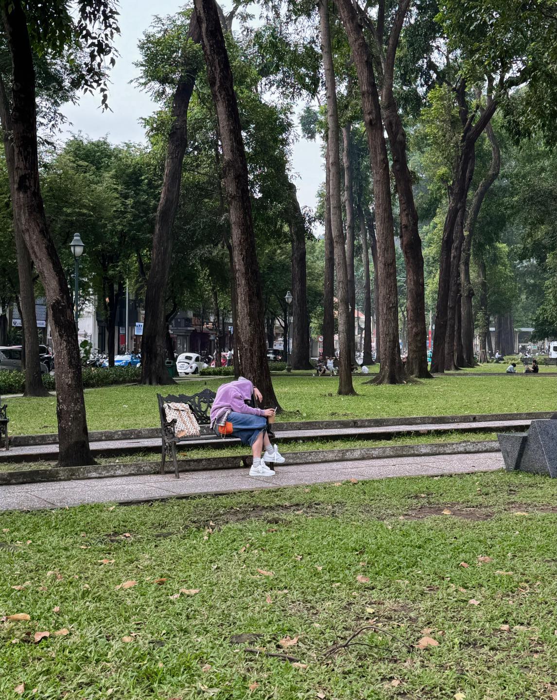 HOT: Sơn Tùng đi cafe bệt Nhà thờ Đức Bà, "làm loạn" MXH vì 1 hành động chưa từng thấy- Ảnh 4.