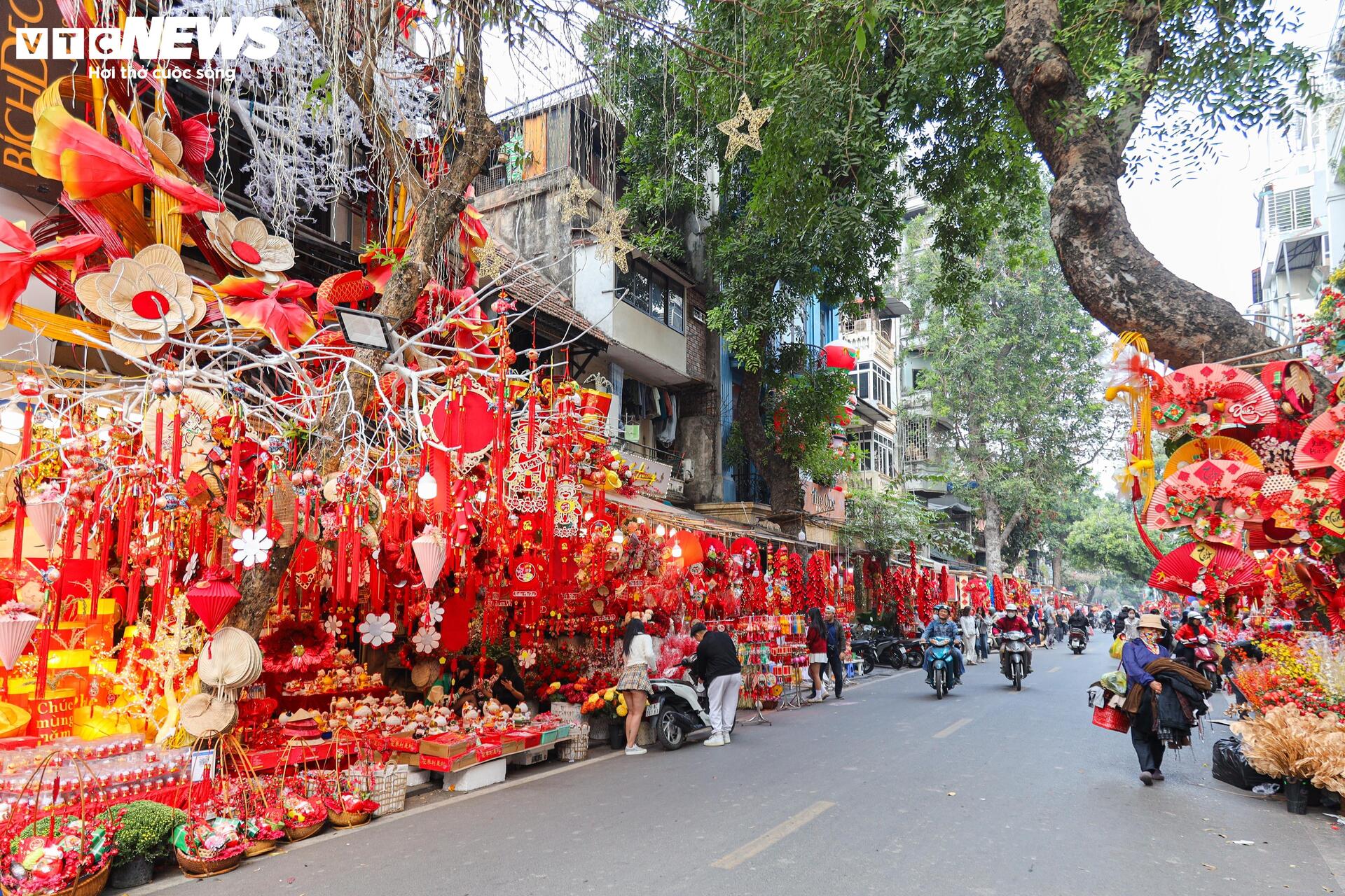 Đồ trang trí Tết giăng kín lối, phố cổ Hà Nội rực sắc xuân- Ảnh 1.