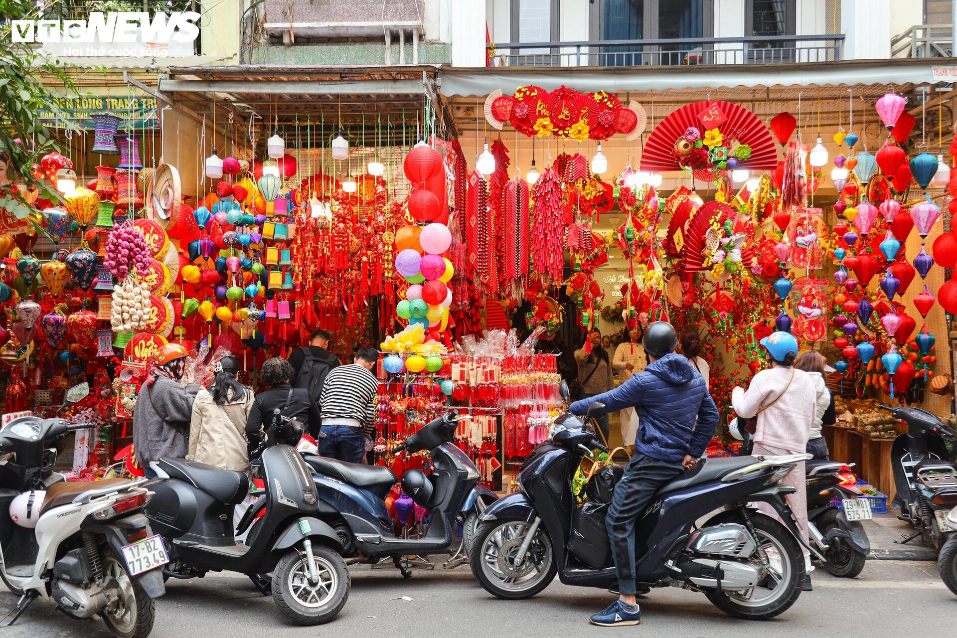 Đồ trang trí Tết giăng kín lối, phố cổ Hà Nội rực sắc xuân- Ảnh 23.