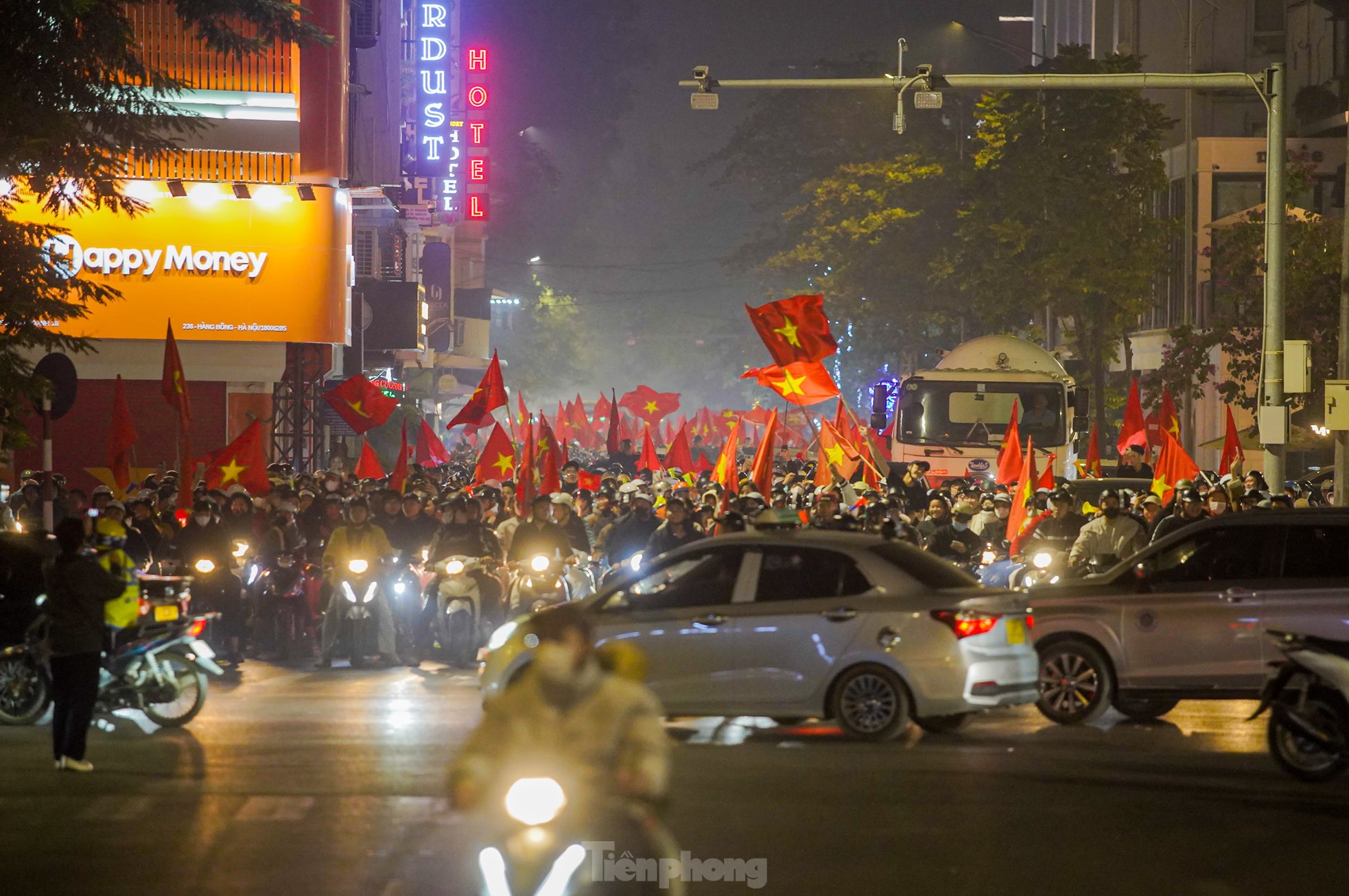 Đi bão 'văn minh' của người dân Thủ đô trong đêm 'Hà Nội không ngủ'- Ảnh 2.