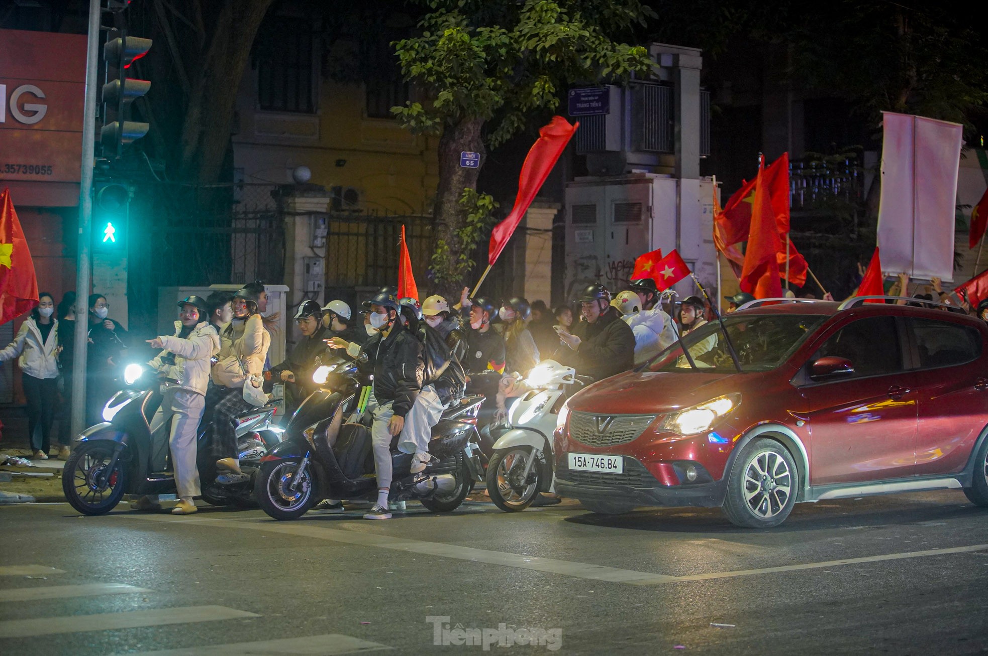 Đi bão 'văn minh' của người dân Thủ đô trong đêm 'Hà Nội không ngủ'- Ảnh 5.