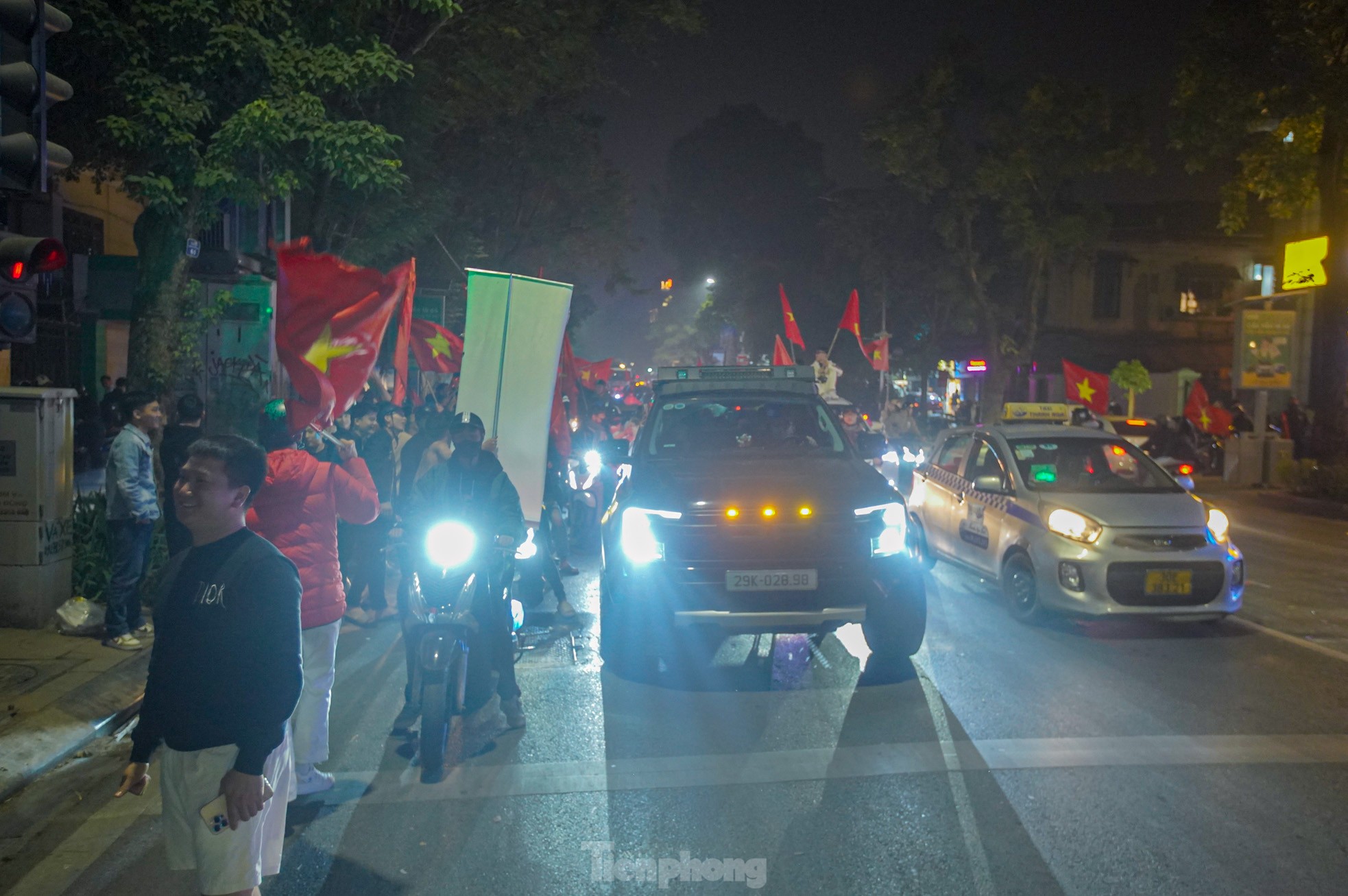 Đi bão 'văn minh' của người dân Thủ đô trong đêm 'Hà Nội không ngủ'- Ảnh 7.