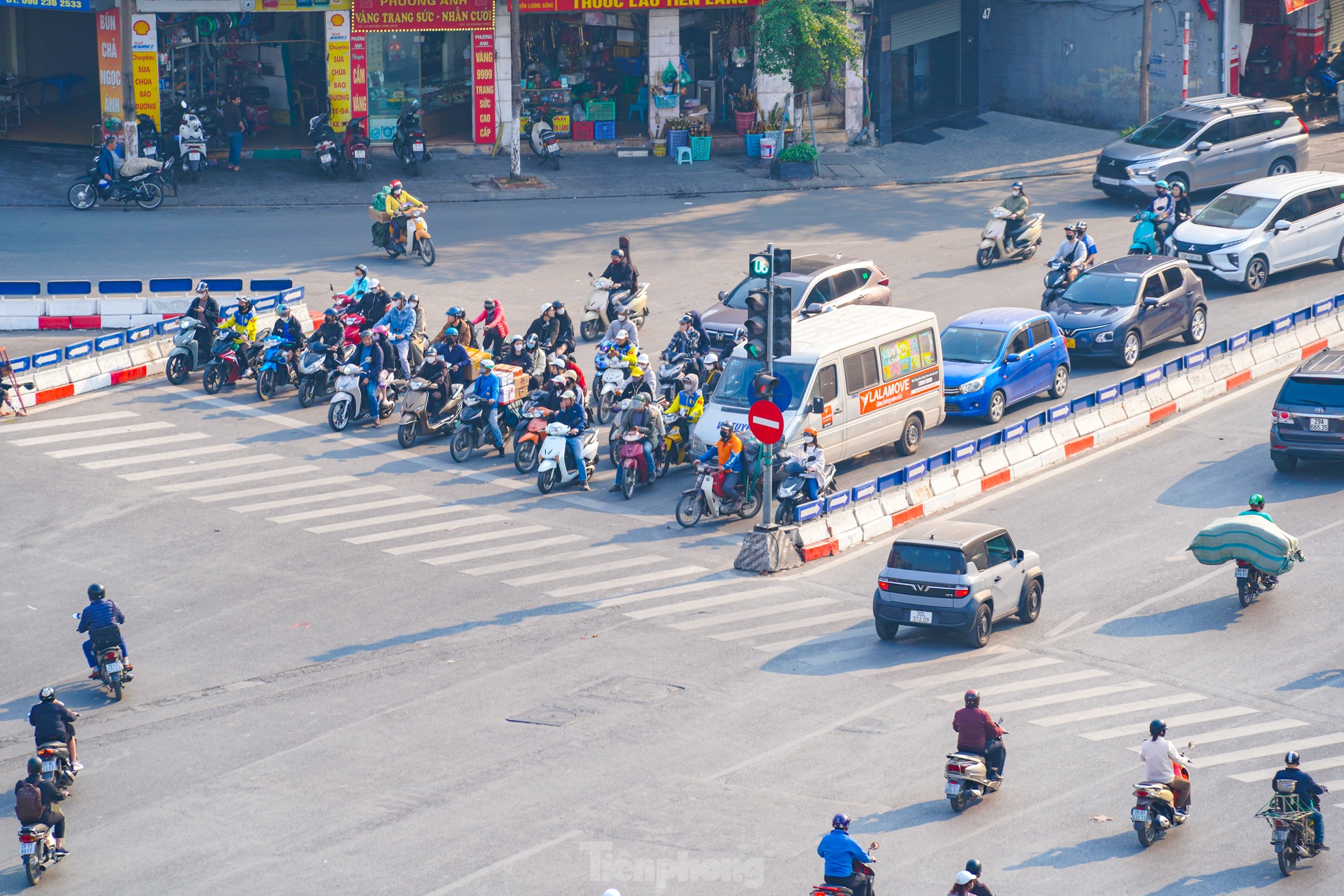 Bất ngờ hình ảnh trước và sau tại các ngã tư Hà Nội khi chính thức áp dụng mức xử phạt mới- Ảnh 7.