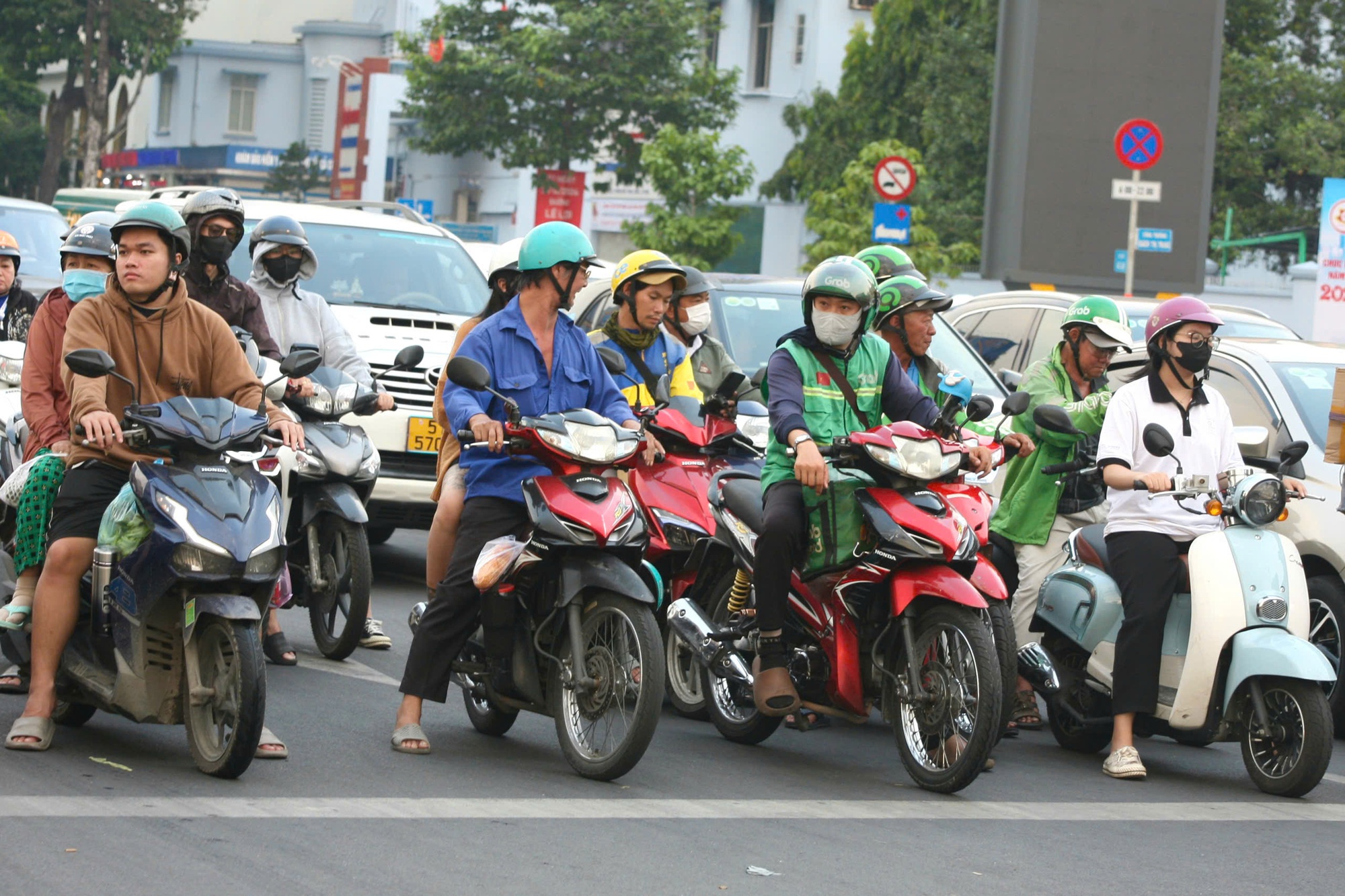 Tăng mức phạt giao thông: Nhiều người ở TP HCM “không tin vào mắt mình”- Ảnh 10.