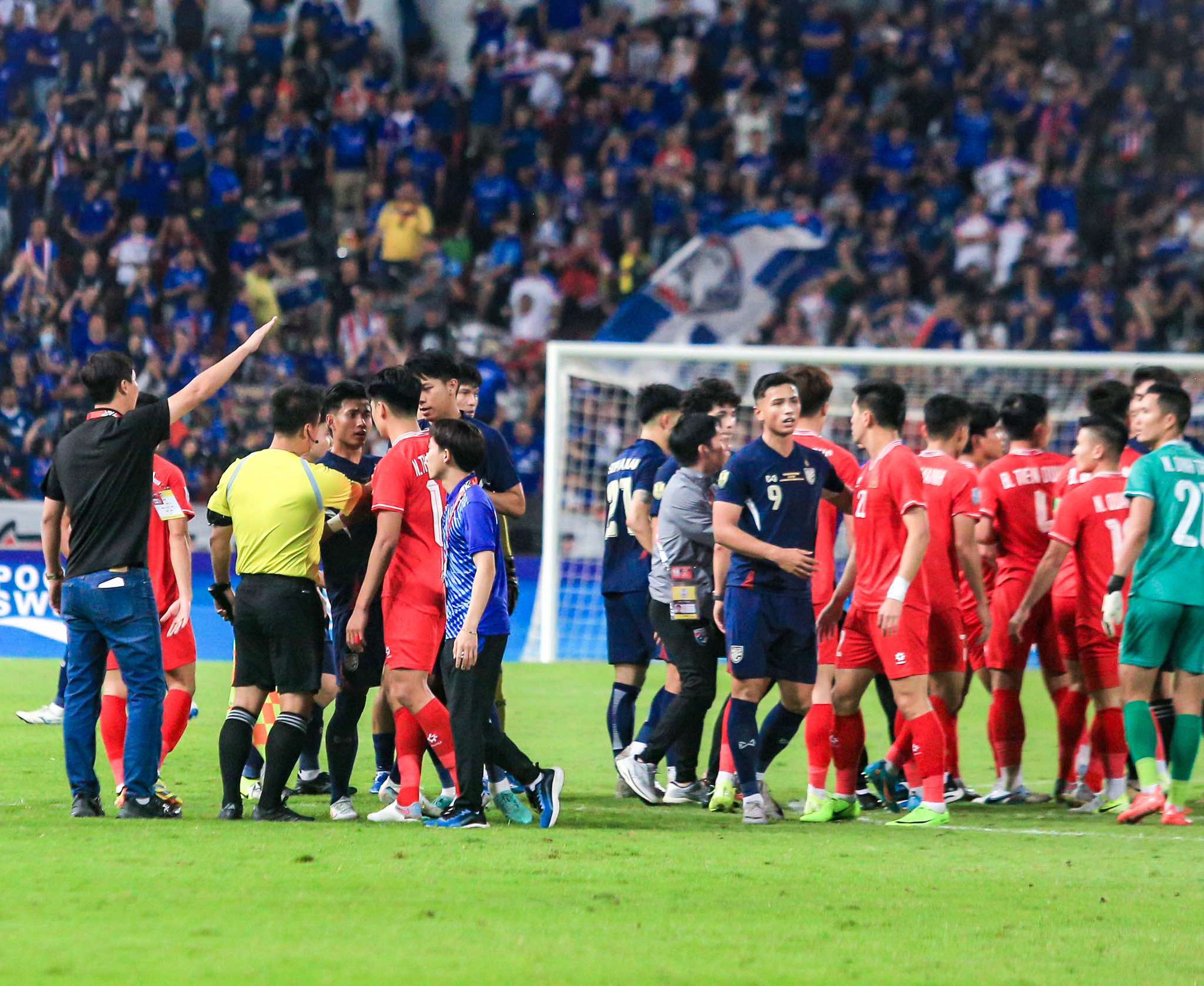 Cạn lời với bàn thắng của Thái Lan, Quang Hải phản ứng cực gắt, fair-play ở đâu!- Ảnh 3.