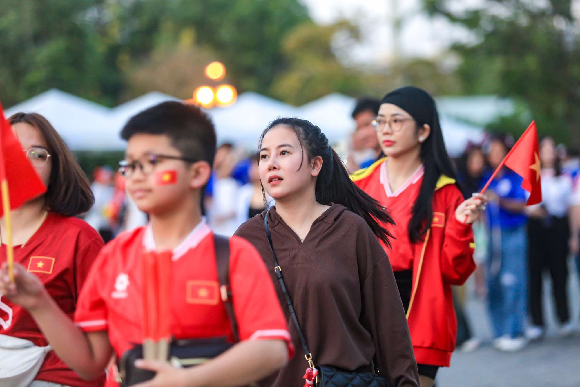 Đỗ Mỹ Linh cùng chồng chủ tịch, Á hậu Minh Kiên nô nức tới tiếp lửa trận chung kết Việt Nam - Thái Lan- Ảnh 7.