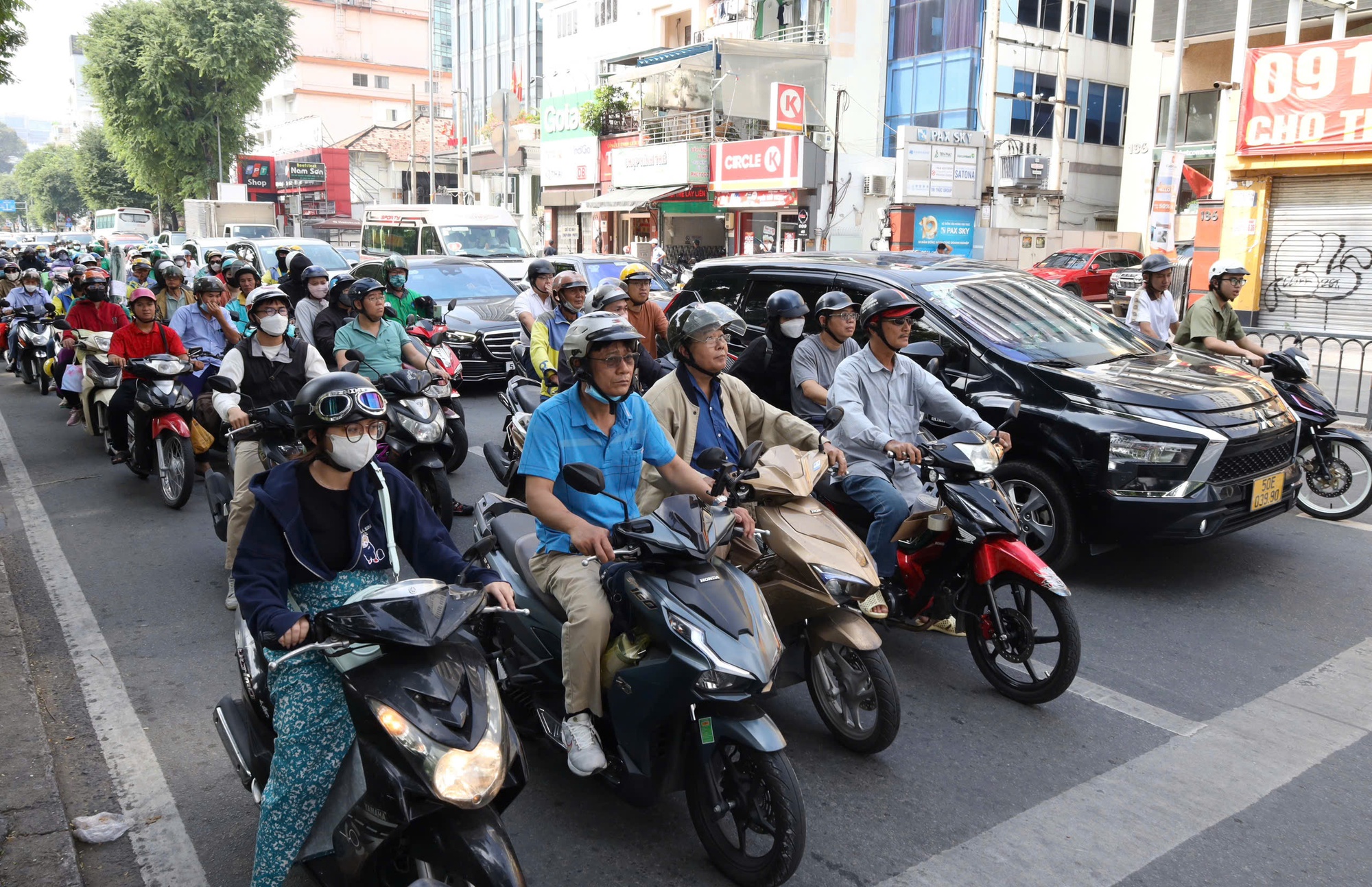 Tăng mức phạt giao thông: Nhiều người ở TP HCM “không tin vào mắt mình”- Ảnh 3.