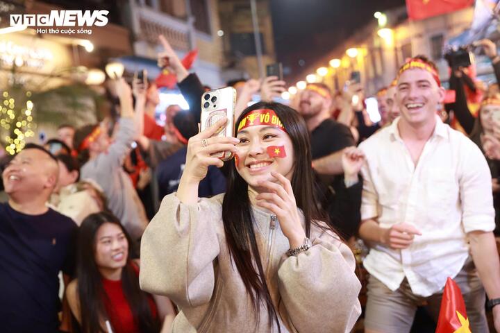 Trực tiếp: Triệu người xuống đường ăn mừng tuyển Việt Nam vô địch AFF Cup 2024- Ảnh 3.