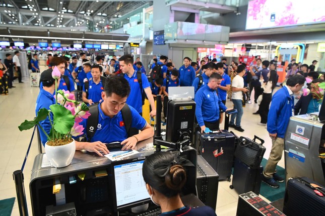 Chuyến bay đặc biệt đón đội tuyển Việt Nam về nước- Ảnh 3.