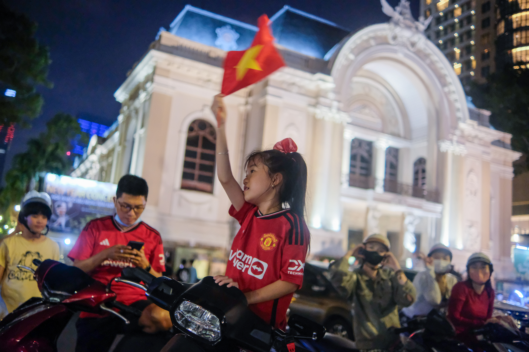 Một đêm không ngủ: Hàng triệu người đổ xuống đường ăn mừng chiến thắng huy hoàng của đội tuyển Việt Nam- Ảnh 5.