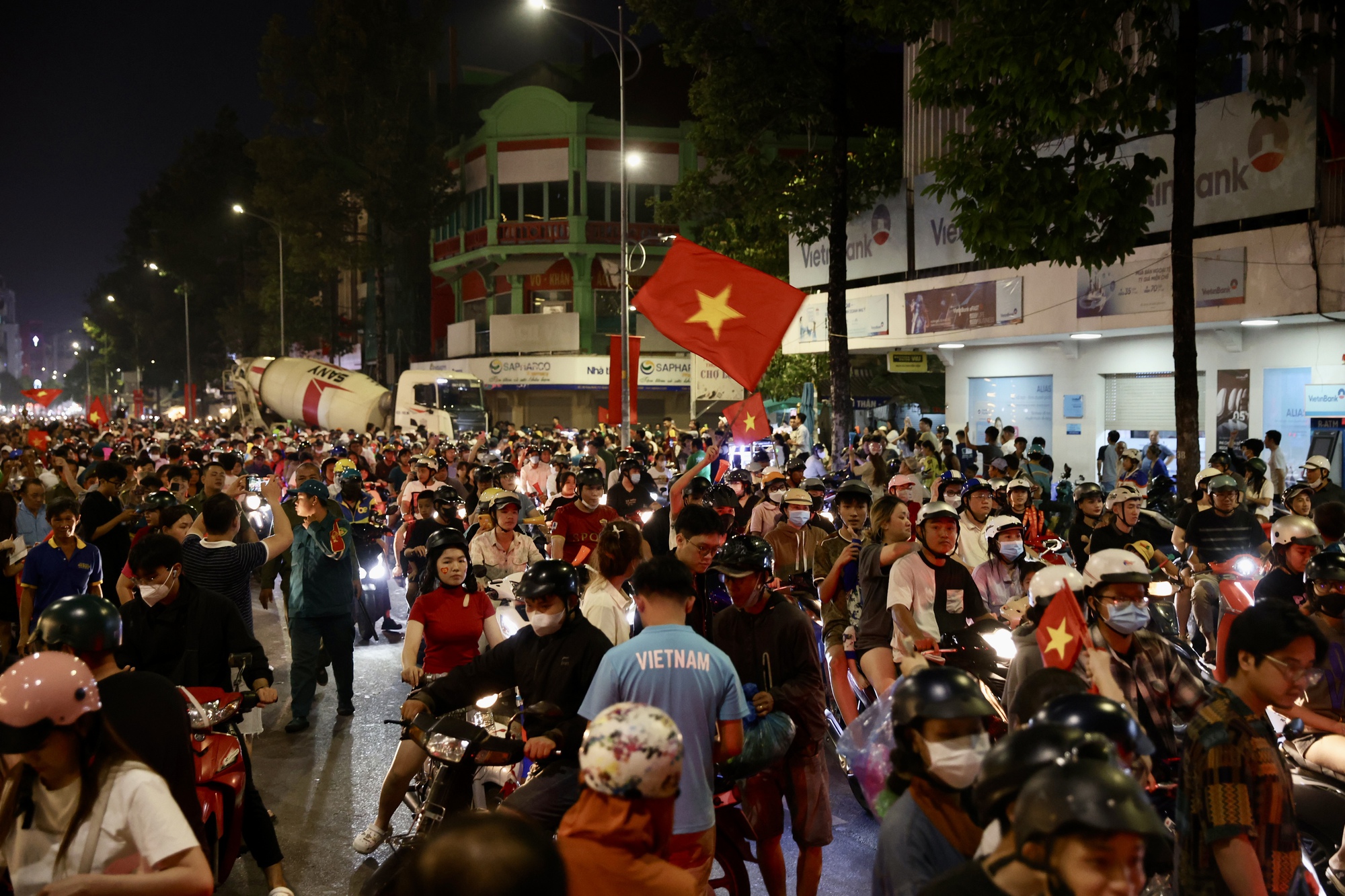 Một đêm không ngủ: Hàng triệu người đổ xuống đường ăn mừng chiến thắng huy hoàng của đội tuyển Việt Nam- Ảnh 28.