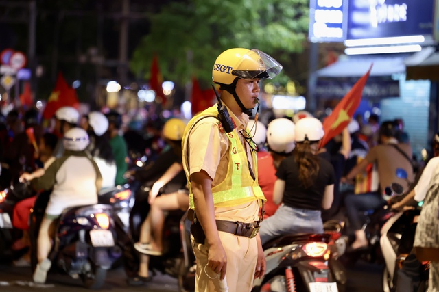 Một đêm không ngủ: Hàng triệu người đổ xuống đường ăn mừng chiến thắng huy hoàng của đội tuyển Việt Nam- Ảnh 37.