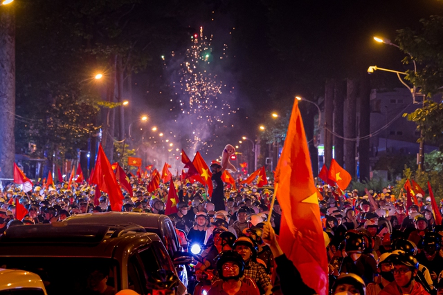 Một đêm không ngủ: Hàng triệu người đổ xuống đường ăn mừng chiến thắng huy hoàng của đội tuyển Việt Nam- Ảnh 60.