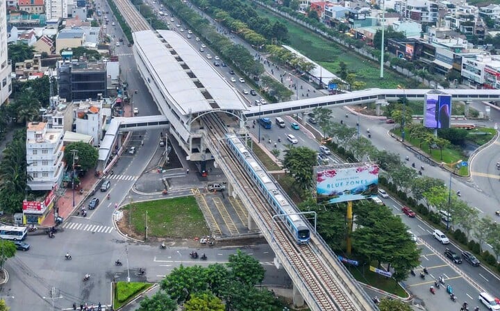 Khách đi Metro số 1 thả rông thú cưng, cởi trang phục để 'sống ảo'- Ảnh 1.