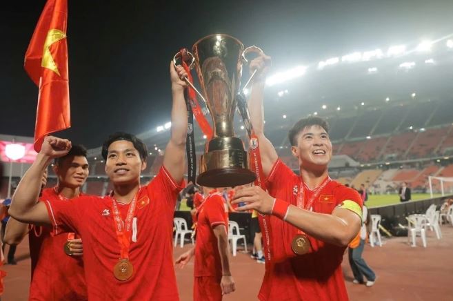 Nhận 33 tỷ đồng tiền thưởng sau ASEAN Cup 2024, các cầu thủ ĐTQG phải nộp thuế bao nhiêu?- Ảnh 1.