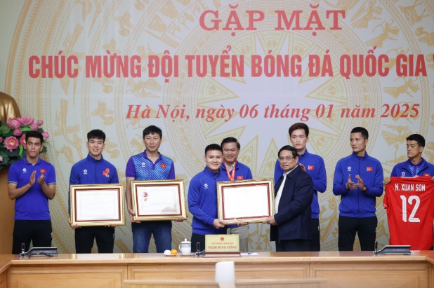 Cầu thủ đầu tiên của Việt Nam 3 lần nhận Huân chương lao động: Lương cao nhất nhì V-League, nhận 'lót tay' lên đến 10 tỷ đồng- Ảnh 1.