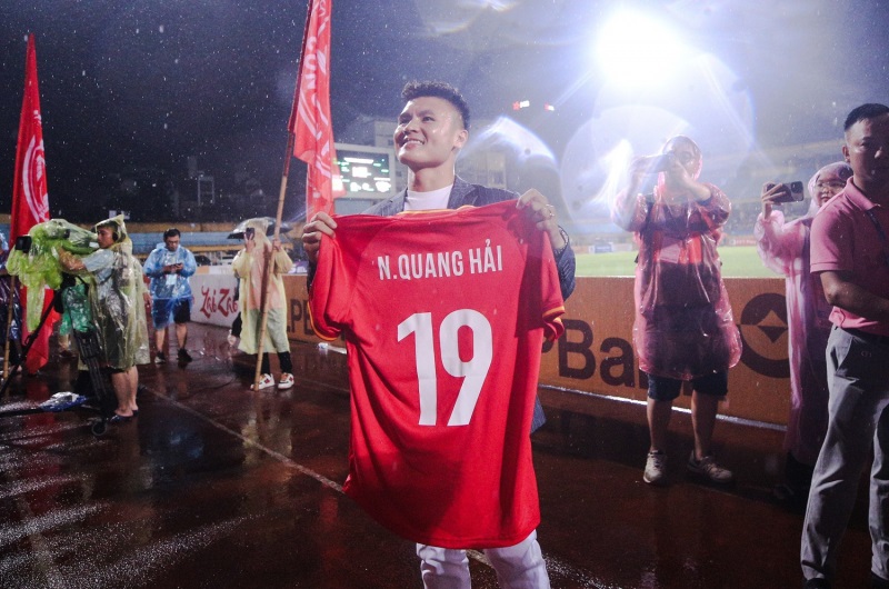 Cầu thủ đầu tiên của Việt Nam 3 lần nhận Huân chương lao động: Lương cao nhất nhì V-League, nhận 'lót tay' lên đến 10 tỷ đồng- Ảnh 4.