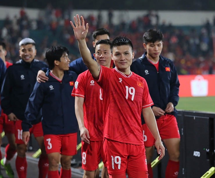 Cầu thủ đầu tiên của Việt Nam 3 lần nhận Huân chương lao động: Lương cao nhất nhì V-League, nhận 'lót tay' lên đến 10 tỷ đồng- Ảnh 2.