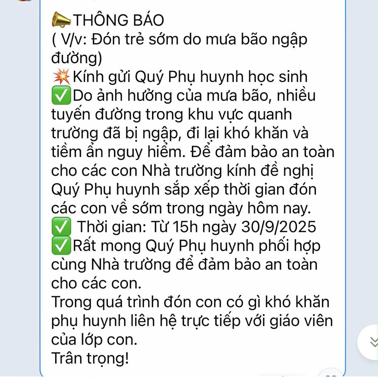 Sáng 1/10: Nhiều phụ huynh phải xin nghỉ làm, người ngợm mệt rã rời sau buổi tối lội nước bì bõm để đi đón con!- Ảnh 1.