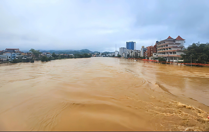 Nước sông vượt đỉnh lũ lịch sử năm 1986, người dân Cao Bằng trắng đêm sơ tán