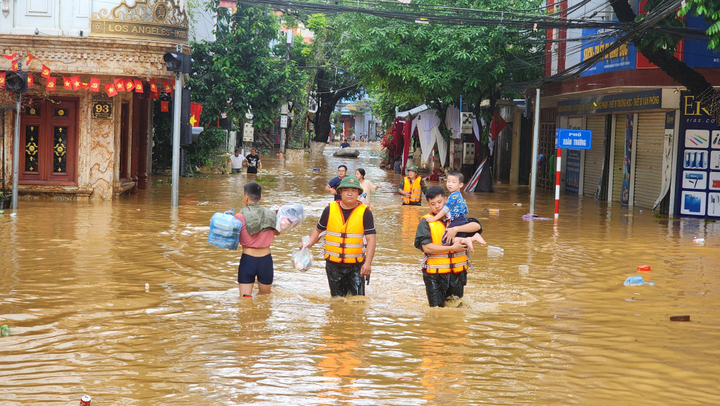 Nước sông vượt đỉnh lũ lịch sử năm 1986, người dân Cao Bằng trắng đêm sơ tán