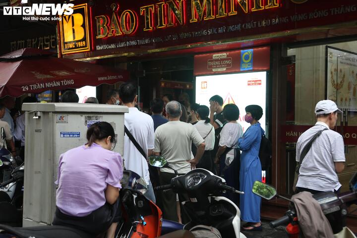 Xếp hàng từ sáng sớm chờ mua vàng giá 138 triệu đồng/lượng: Chuyên gia cảnh báo- Ảnh 3.