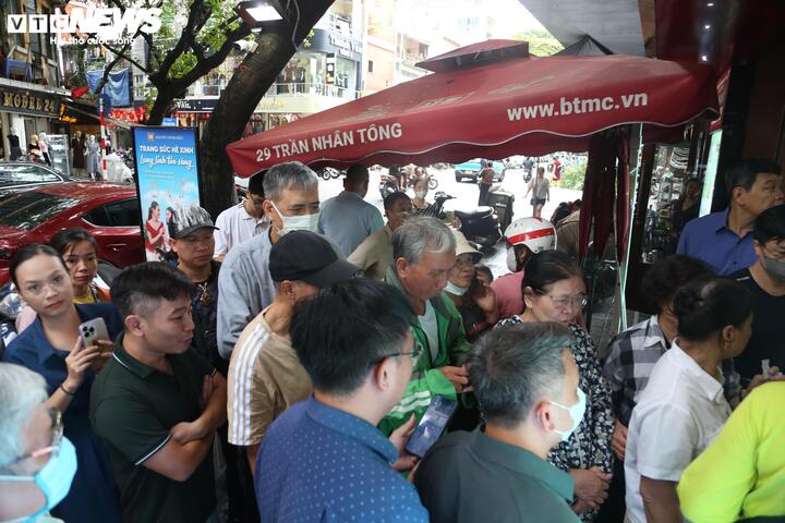 Xếp hàng từ sáng sớm chờ mua vàng giá 138 triệu đồng/lượng: Chuyên gia cảnh báo- Ảnh 2.