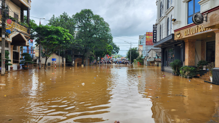 Nước sông vượt đỉnh lũ lịch sử năm 1986, người dân Cao Bằng trắng đêm sơ tán